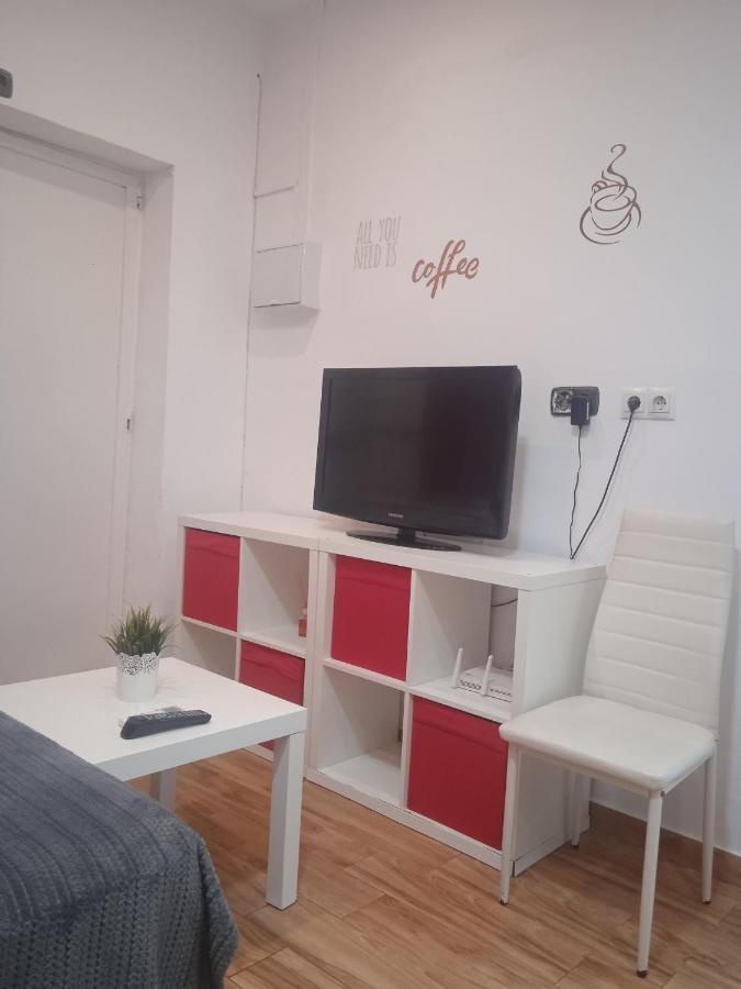 Estudio Cerca Del Carrefour Rosaleda Lägenhet *