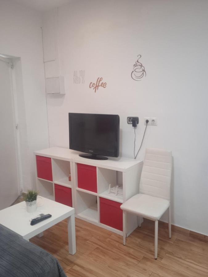 Estudio Cerca Del Carrefour Rosaleda Lägenhet *